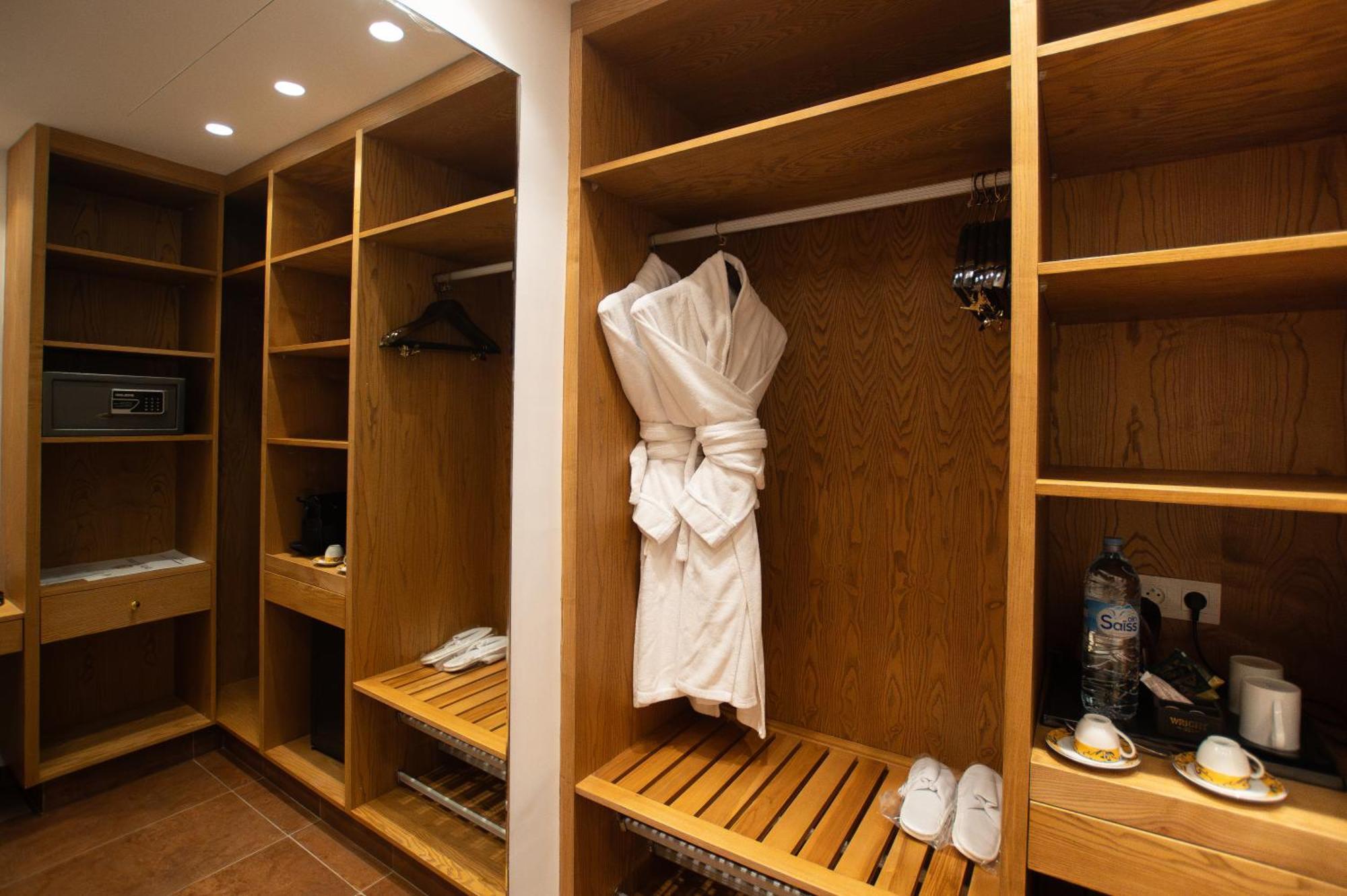Tikida Golf Palace Agadir Ngoại thất bức ảnh A bathrobe hanging in a closet