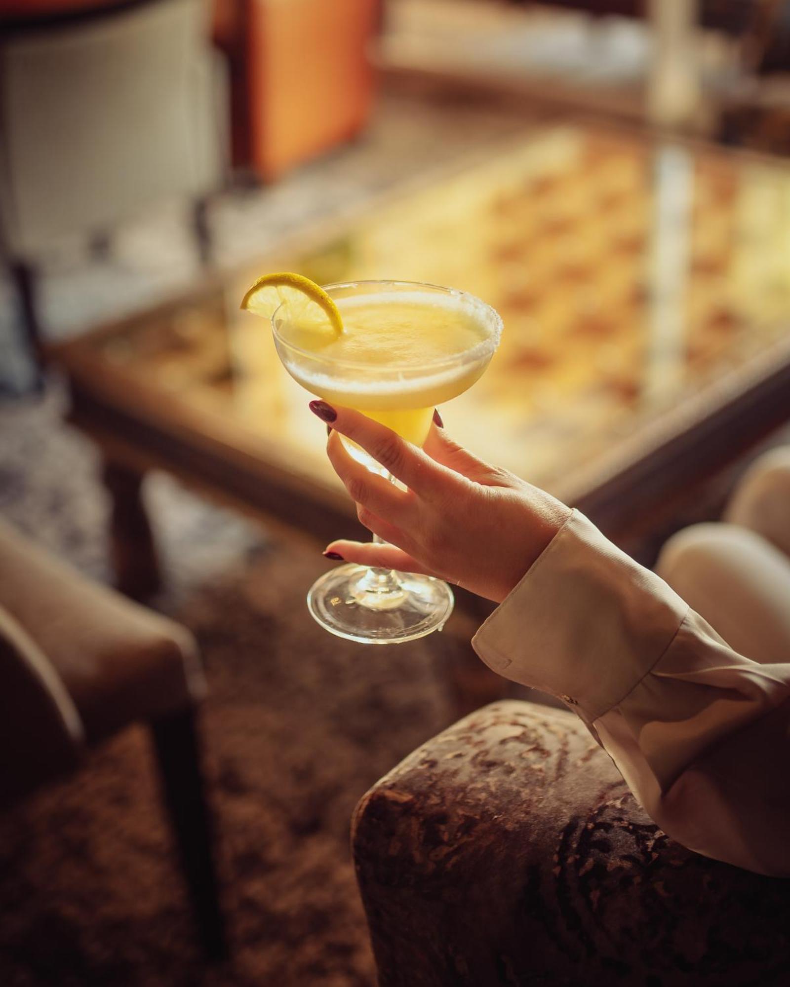 Tikida Golf Palace Agadir Ngoại thất bức ảnh A woman holding a margarita